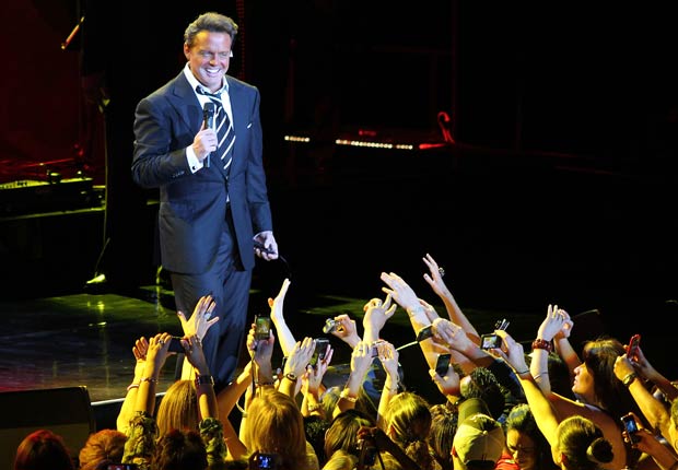 Luis Miguel en el escenario promocionando su último álbum titulado Luis Miguel.