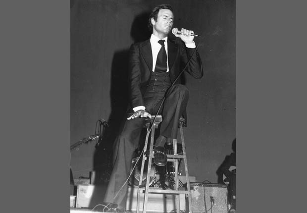 Julio Iglesias actúa en el escenario en 1975 en los Estados Unidos.