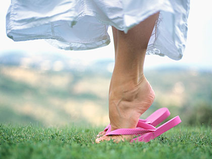 Mujer parándose en los dedos del pie Mujer parándose en los dedos del pie