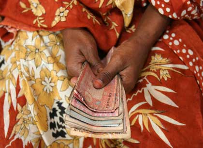 Mujer con dinero en sus manos