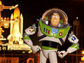 Toy Story 3: Buzz Lightyear (voz: Tim Allen) posando con un cohete espacial en el fondo