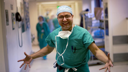 El doctor Alfredo Quiñones-Hinojosa, inmigrante ilegal y hoy un destacado neurocirujano, habla sobre su libro “Convirtiéndose en el Dr. Q” El doctor Alfredo Quiñones-Hinojosa, inmigrante ilegal y hoy un destacado neurocirujano, habla sobre su libro “Convirtiéndose en el Dr. Q”