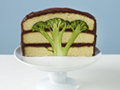 Un ponque con un brocolli