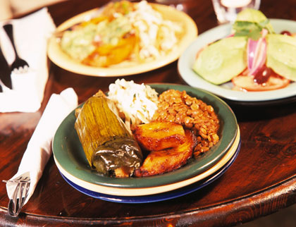 Tamales, plátanos, arroz y lentejas
