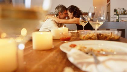 Pareja cenando en una actitud romántica Pareja cenando en una actitud romántica