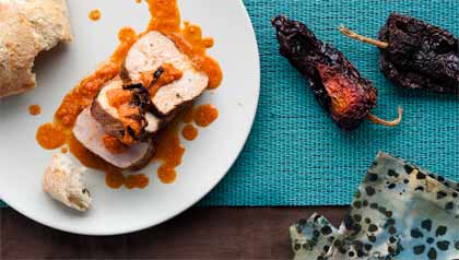 Lomo de cerdo asado con salsa Romesco   –  receta por Denisse Oller.