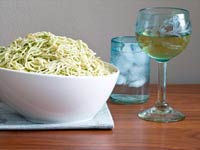 Espagueti de quinoa con pesto de jalapeño y albahaca, receta de Denisse Oller Espagueti de quinoa con pesto de jalapeño y albahaca, receta de Denisse Oller