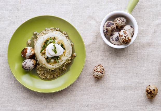 Nidos de pasta con salsa de albahaca 