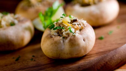 Setas rellenas con parmesano y aceitunas