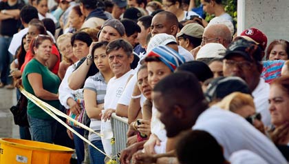 Miles de personas hacen fila para la entrega de alimentos en la Cámara de Comercio Latina evento el 16 de diciembre de 2009 en Miami, Florida Miles de personas hacen fila para la entrega de alimentos en la Cámara de Comercio Latina evento el 16 de diciembre de 2009 en Miami, Florida