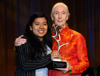 Erica Fernandez con Jane Goodall, Ph.D., DBE Erica Fernandez con Jane Goodall, Ph.D., DBE