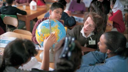Voluntaria trabajando en un colegio