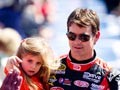 Piloto Jeff Gordon con su hija en las 500 millas de Daytona el 20 de febrero del 2011.