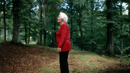 Anciana perdida en un bosque