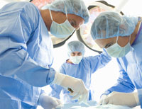 Médicos en la sala de cirugía - 4 cirugías que prevenir