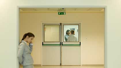 Mujer preocupada en un hospital Mujer preocupada en un hospital