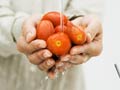 Alimentos orgánicos - Mujer lavando tomates.