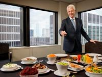 Bil Clinton shows off a healthy lunch. Bil Clinton shows off a healthy lunch.