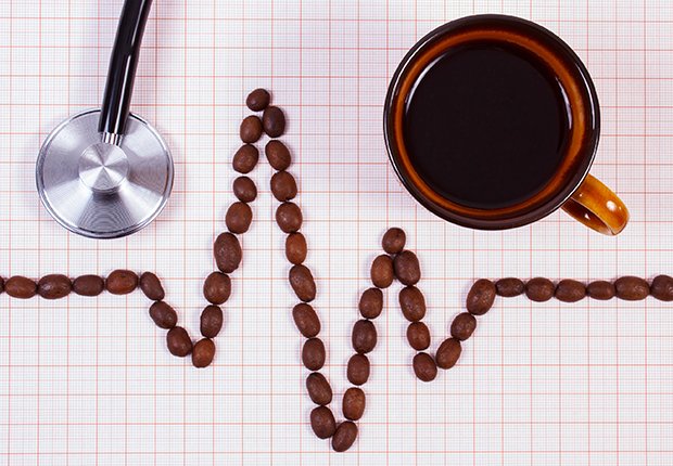 Granos de café, estetoscopio  y taza de café