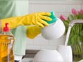 Limpie los gérmenes de su casa: Una mujer lavando la loza