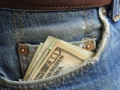 Dinero saliendo de un pantalon - Encuesta para saber manejar su dinero