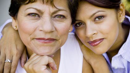 Retrato de madre e hija sonriendo