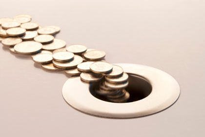 Monedas iendo a un cifón Monedas iendo a un cifón
