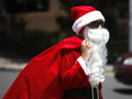 Un papá noel caminando por la calle