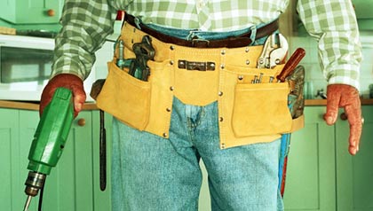 How to avoid handyman contracting scams-contractor with toolbelt