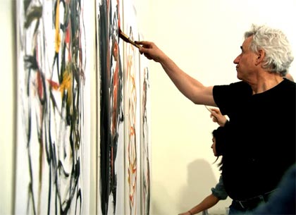 Hugh Delehanty pintando sobre un lienzo Hugh Delehanty pintando sobre un lienzo
