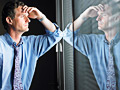 Hombre pensando frente a una ventana