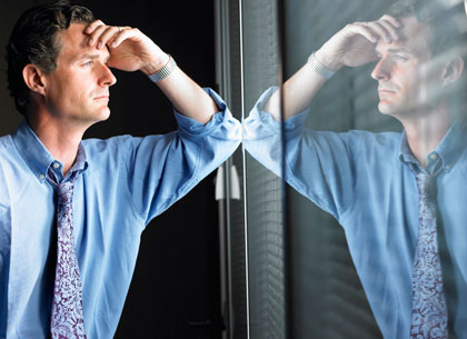 Hombre pensando frente a una ventana
