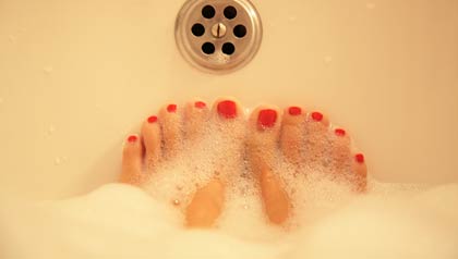Momentos divinos: mujer bañandose en una tina