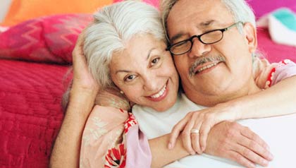 Pareja de adultos mayores sonriendo
