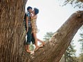 Pareja besándose en un árbol