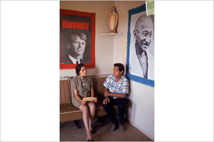 United Farm Workers (UFW) leader César Chávez (r) with UFW vice president Dolores Huerta during a grape pickers' strike on January 1, 1968. 