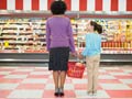 Mamá y su hija en un supermercado