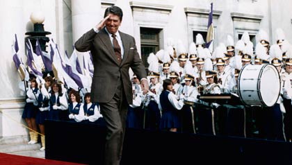 Ronald Reagan el 29 Oct 1984 saliendo de la Casa Blanca