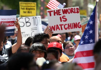 Gente protestando la ley anti-imigrantes en Arizona