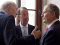 De izquierda a derecha, Alan Simpson y Erskine Bowles, co-presidentes de la comisión de déficit del presidente Obama, y David Costa, director ejecutivo de Honeywell International Inc.