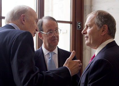 De izquierda a derecha, Alan Simpson y Erskine Bowles, co-presidentes de la comisión de déficit del presidente Obama, y David Costa, director ejecutivo de Honeywell International Inc.
