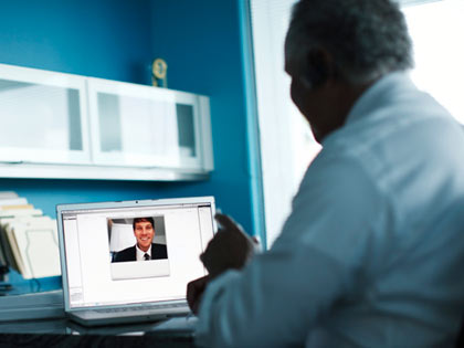 Hombre haciendo una teleconferencia con su médico