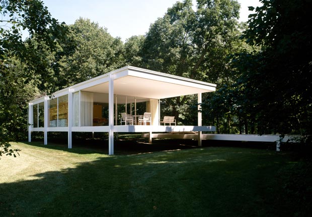 Farnsworth House del arquitecto Ludwig Mies van der Rohe, Plano, Illinois - Vista exterior.