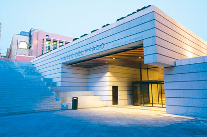 Fachada moderna del Museo Nacional del Prado, Madrid, España Fachada moderna del Museo Nacional del Prado, Madrid, España