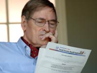 Hombre mayor leyendo los beneficios del Seguro Social - Pon a prueba tus conocimientos sobre el Seguro Social