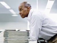 Cuando se jubila a los 55 años, puede comenzar a retirar dinero de su plan 401(k) sin pagar penalidades.