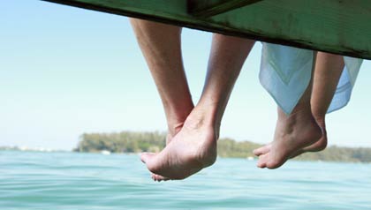 Trivia - ¿Listo para la jubilación? - Pies de hombre y mujer colgados en el aire.