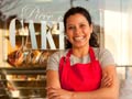 Mujer en la parte de afuera de so negocio