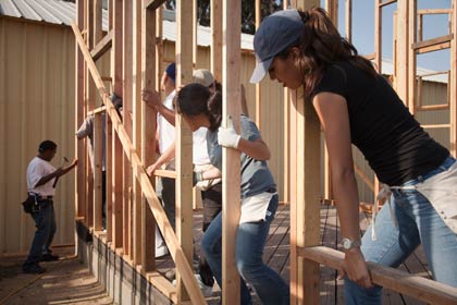 Hispanos trabajando en una construccion