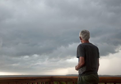 Hombre enfrente a un cielo nublado Hombre enfrente a un cielo nublado
